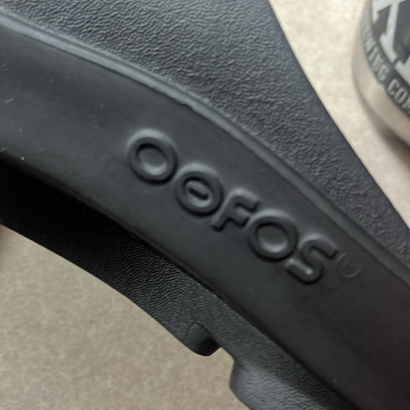 Oofos slides size w8 never worn outside - Picture 3 of 3